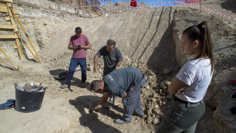 Varios arqueólogos de la Universidad de Jaén en el viejo cementerio de San Eufrasio, a 5 de enero de 2024.