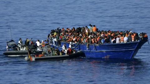 Una fragata española rescata a 500 inmigrantes frente a las costas de Libia. EFE.