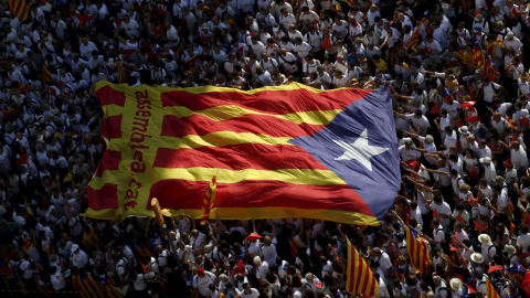 La bandera estelada sujetada por los participantes en la pasada Diada. REUTERS/Albert Gea