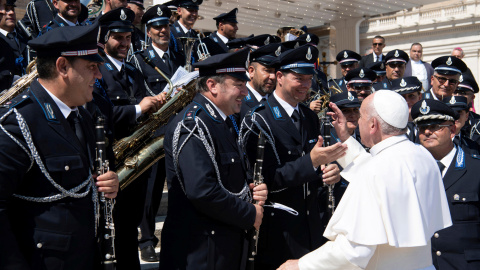 El Papa Francisco la Plaza de San Pedro con miembros de la Policía Penitenciaria.- REUTERS