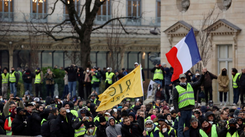 Manifestantes de los chalecos amarillos se concentran en París. REUTERS/Gonzalo Fuentes