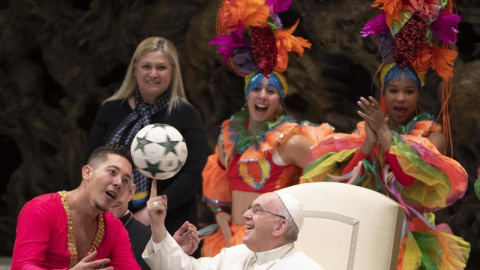 papa Francisco recibe a miembros del Circo de Cuba durante la audiencia general de los miércoles en la Sala Pablo VI en el Vaticano hoy, 2 de enero de 2019. El papa Francisco censuró hoy a aquellas personas que van cada día a la Iglesia y d