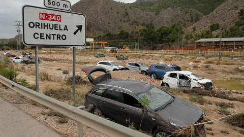 Se ven automóviles nuevos destruidos después de una inundación causada por lluvias torrenciales en Orihuela, Alicante.-REUTERS / JON NAZCA