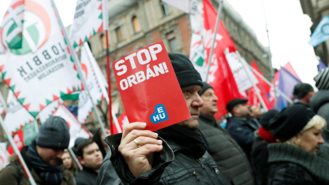 Miles de personas protestan en Budapest contra la ley que impone cerca de 400 horas extra a los trabajadores. REUTERS/Bernadett Szabo