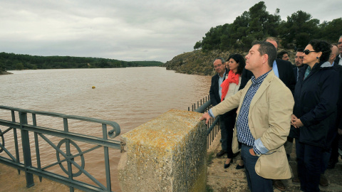 El presidente de Castilla-La Mancha, Emiliano García-Page (2d), visita junto a la ministra de Trabajo, Migraciones y Seguridad Social, Magdalena Valerio (d), el pantano de Almansa, en Albacete, afectado por el temporal. EFE/ Manu