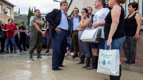 El ministro de Agricultura en funciones, Luis Planas (c), este sábado durante la visita al bario de la huerta de abajo de Molina de Segura, afectada por el desbordamiento del río Segura. EFE/Marcial Guillén