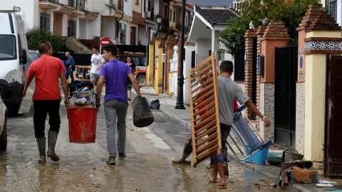 Vecinos, bomberos y Proteccion Civil achican agua en la población de Las Gabias(Granada).Las lluvias de ayer viernes y esta madrugada han dejado 347 incidencias en Andalucía, sobre todo en las provincias de Málaga y Granada y puntualmente e