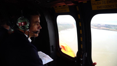 El presidente del Gobierno en funciones, Pedro Sánchez, ha realizado un recorrido en helicóptero hacia Orihuela para observar el alcance de las inundaciones y los estragos que el temporal ha causado al sur de la provincia de Alicante. EFE/P