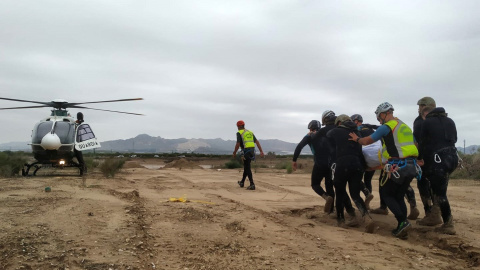 Fotografía facilitada por el Mando de Operaciones Especiales (MOE) del Ejército, más conocidos como los 'boinas verdes, que han encontrado muerto a un hombre de 41 años, vecino de Orihuela (Alicante), en una zona de campo de la pedanía orio