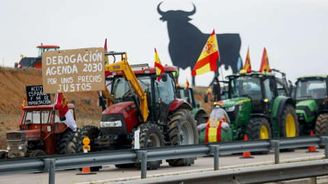 Vista de la concentración de tractores en la A4 a la altura de Madridejos (Toledo), a 6 de febrero de 2024.