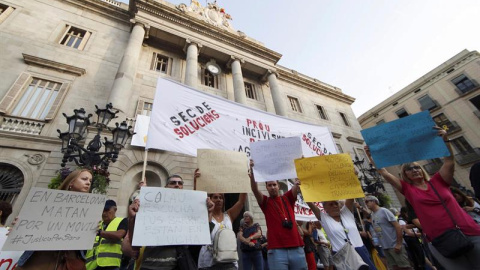 14/09/2019.- Medio millar de vecinos y comerciantes de varios barrios de Barcelona se manifiestan esta tarde en contra de la inseguridad que aseguran que se vive en la ciudad desde hace años. EFE/Alejandro García