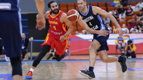 Ricky Rubio y Luis Scola compiten por un balón divido en el último encuentro disputado entre España y Argentina. FEB/Alberto Nevado.