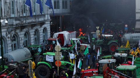 Los agricultores de Bélgica y otros países europeos usan sus tractores para bloquear el Parlamento Europeo, en una protesta por los precios, los impuestos y la regulación ambiental.