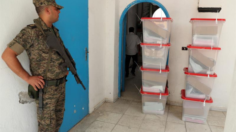 Un soldado vigila las urnas en las que siete millones de tunecinos están llamados a depositar su voto. EFE/EPA/MOHAMED MESSARA