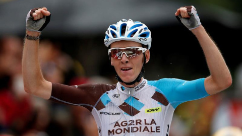 El ciclista francés Romain Bardet celebra su victoria en el Mont Blanc. / YOAN VALAT (EFE)