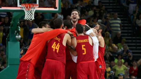 Pau Gasol celebra con sus compañeros la victoria de España ante Australia y el bronce. REUTERS/Shannon Stapleton