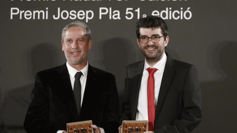 L'escriptor argentí Guillermo Martinez, guanyador del premi Nadal, i l'escriptor Marc Artigau, guanyador del premi Josep Pla EFE/Andreu Dalmau