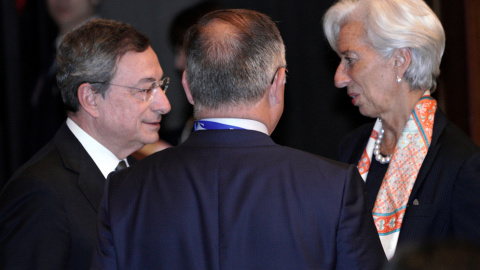 La hasta ahora directora gerente del FMI, francesa Christine Lagarde, conversa con el todavía presidente del BCE, el italiano Mario Draghi, antes de la cumbre de ministros del G-20, en Fukuoka (Japón), el pasado junio. REUTERS/Eugene Hoshik