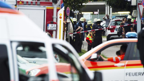 Numerosos agentes de la policía y ambulancias rodean la entrada del centro comercial donde se ha producido un tiroteo en Múnich, Alemania. Varias personas han muerto y otras han resultado heridas hoy en un tiroteo registrado en un centro co