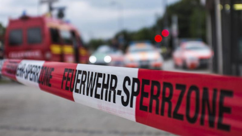 Vista de la cinta que acordona la entrada del centro comercial donde se ha producido un tiroteo en Múnich, Alemania hoy, 22 de julio de 2016. Varias personas han muerto y otras han resultado heridas hoy en un tiroteo registrado en un centro