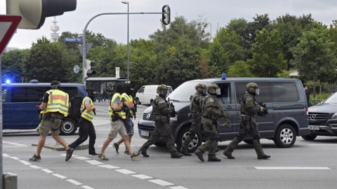 Miembros de las fuerzas especiales de la policía corren hacia el centro comercial donde se ha producido un tiroteo en Múnich, Alemania. Varias personas han muerto y otras han resultado heridas hoy en un tiroteo registrado en un centro comer