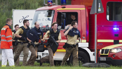 Numerosos agentes de la policía corren hacia el centro comercial donde se ha producido un tiroteo en Múnich, Alemania. Varias personas han muerto y otras han resultado heridas hoy en un tiroteo registrado en un centro comercial de Múnich (s