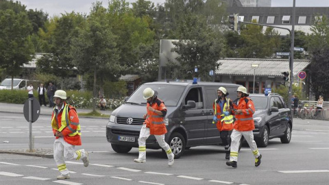 Un grupo de bomberos corre hacia el centro comercial donde se ha producido un tiroteo en Múnich, Alemania hoy, 22 de julio de 2016. Varias personas han muerto y otras han resultado heridas hoy en un tiroteo registrado en un centro comercial