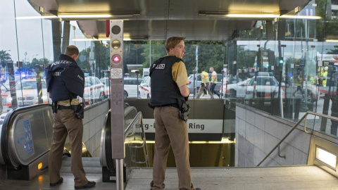 Varios agentes de policía aseguran la entrada de la estación de metro de Georg-Brauchle-Ring, cerca del centro comercial donde se ha producido un tiroteo en Múnich, Alemania hoy, 22 de julio de 2016. Varias personas han muerto y otras han r