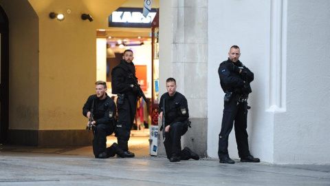 Policías de las Fuerzas Especiales aseguran el exterior del hotel Stachus tras el tiroteo registrado en un centro comercial en Múnich, Alemania hoy, 22 de julio de 2016. Varias personas han muerto y otras han resultado heridas hoy en un tir