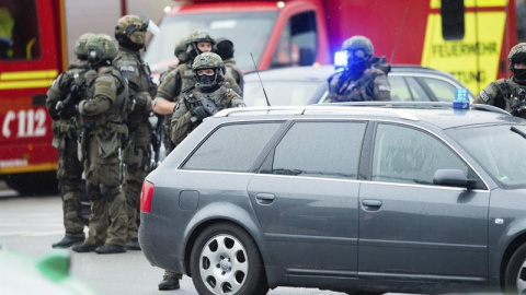 Policías de las Fuerzas Especiales aseguran los alrededores tras el tiroteo registrado en un centro comercial en Múnich, Alemania hoy, 22 de julio de 2016. Varias personas han muerto y otras han resultado heridas hoy en un tiroteo registrad