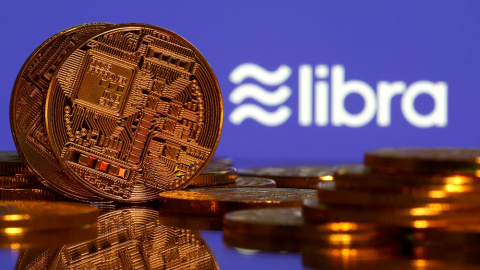 representación de una criptomoneda junto al logo de Libra. REUTERS/Dado Ruvic