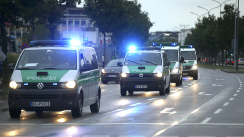 Varios vehículos policialesse aproximan al lugar del tiroteo, el centro comercial Olympia de Múnich. REUTERS/Michael Dalder