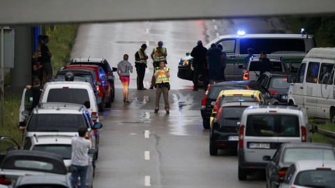 La policía corta una carretera cercana al lugar del tiroteo. REUTERS/Michael Dalder