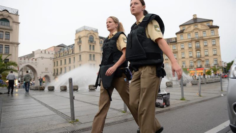 Policías aseguran los alrededores del hotel Stachus tras el tiroteo registrado en un centro comercial en Múnich, Alemania hoy, 22 de julio de 2016. Varias personas han muerto y otras han resultado heridas hoy en un tiroteo registrado en un 