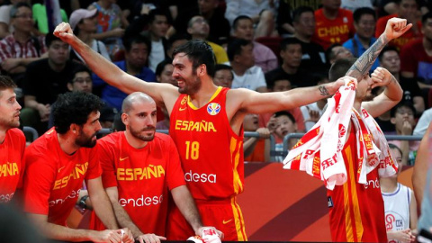 El ala-pívote español Pierre Oriola (c), celebra durante el partido de la final del Mundial de Baloncesto de China 2019 ante Argentina, disputado este domingo en el pabellón Wukesong de Pekín. EFE/Juan Carlos Hidalgo