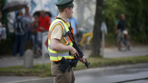 La policía corta una carretera cercana al lugar del tiroteo. REUTERS/Michael Dalder