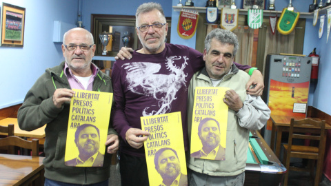 Els germans Maxi i Lolo Calero i Domingo Alfonso, amics i veïns d'Oriol Junqueras i impulsors de la campanya Free Junqueras. Marc Font