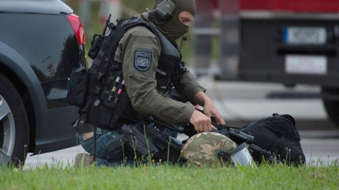 Policías vigilan en los alrededores del hotel Stachus tras el tiroteo registrado en un centro comercial en Múnich, Alemania hoy, 22 de julio de 2016. Varias personas han muerto y otras han resultado heridas hoy en un tiroteo registrado en u