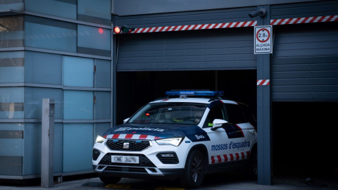 El jugador de fútbol Dani Alves sale detenido en un coche policial tras acudir a declarar en la Comisaría de Les Corts, a 20 de enero de 2023, en Barcelona.