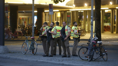 Policías vigilan en los alrededores del hotel Stachus tras el tiroteo registrado en un centro comercial en Múnich, Alemania hoy, 22 de julio de 2016. Varias personas han muerto y otras han resultado heridas hoy en un tiroteo registrado en u