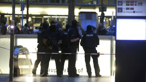 Policías vigilan en los alrededores del hotel Stachus tras el tiroteo registrado en un centro comercial en Múnich, Alemania hoy, 22 de julio de 2016. Varias personas han muerto y otras han resultado heridas hoy en un tiroteo registrado en u