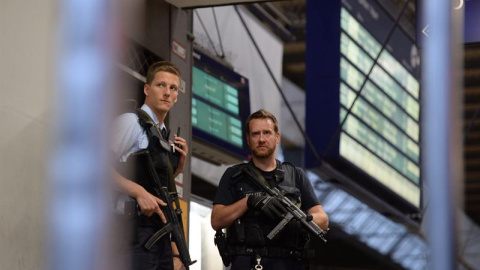 Policías aseguran el acceso a la Estación Central tras el tiroteo registrado en un centro comercial en Múnich, Alemania hoy, 22 de julio de 2016. Varias personas han muerto y otras han resultado heridas hoy en un tiroteo registrado en un ce