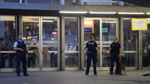 Policías aseguran el acceso a la Estación Central tras el tiroteo registrado en un centro comercial en Múnich, Alemania hoy, 22 de julio de 2016. Varias personas han muerto y otras han resultado heridas hoy en un tiroteo registrado en un ce