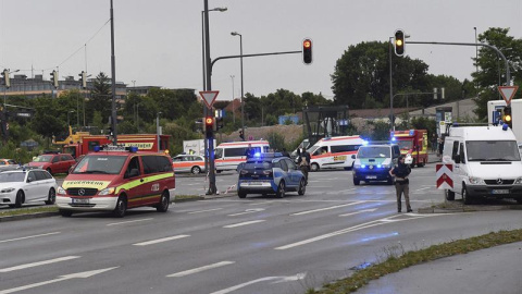 Policías aseguran el acceso a la Estación Central tras el tiroteo registrado en un centro comercial en Múnich, Alemania hoy, 22 de julio de 2016. Varias personas han muerto y otras han resultado heridas hoy en un tiroteo registrado en un ce