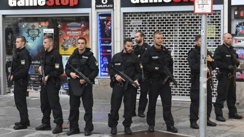 Policías vigilan en los alrededores del hotel Stachus tras el tiroteo registrado en un centro comercial en Múnich, Alemania hoy, 22 de julio de 2016. Varias personas han muerto y otras han resultado heridas hoy en un tiroteo registrado en u