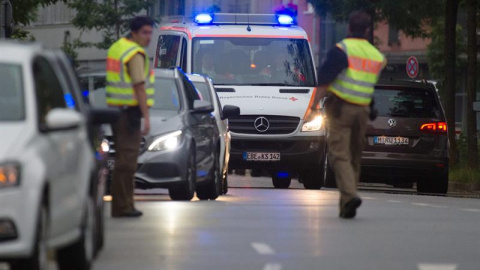 Policías vigilan en los alrededores del hotel Stachus tras el tiroteo registrado en un centro comercial en Múnich, Alemania hoy, 22 de julio de 2016. Varias personas han muerto y otras han resultado heridas hoy en un tiroteo registrado en u