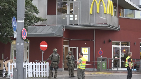 Una captura de pantalla de un vídeo muestra a los agentes asegurando la zona cercana al tiroteo. REUTERS/Non-stop News/Handout