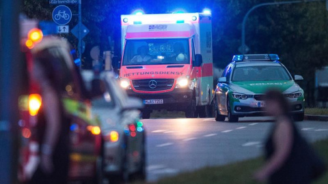 Una ambulancia se acerca al centro comercial donde ha tenido lugar el tiroteo. EFE/EPA/LUKAS SCHULZE