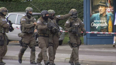 Una captura de pantalla muestra a las Fuerzas Especiales alemanas fuera del centro comercial Olympia, donde ha tenido lugar el tiroteo. REUTERS/Reuters TV