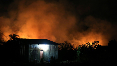 Un incendio arrasa un tramo de selva amazónica cerca de Porto Velho, Brasil.- REUTERS / Bruno Kelly